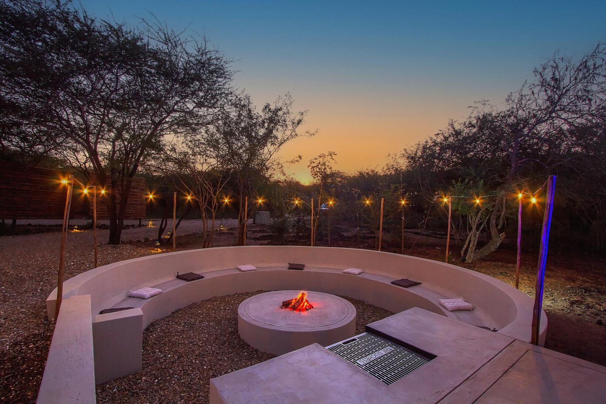 Villa The Duchess Luxury Safari Villa, Close To Knp, Giraffe-feeding-tower, Bush-bath, Boma